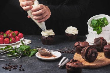 Kek yapma süreci. Aşçının elleri çerçevede. Kremalı tatlı, taze dut, çikolata ve nane. Çikolatalı ganache dolgulu kek..