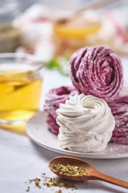 Ballı, naneli ve ev yapımı böğürtlenli çay. Keten masa örtüsü üzerinde lezzetli ve sağlıklı bir kahvaltı. Çilek üzümlü lokum..