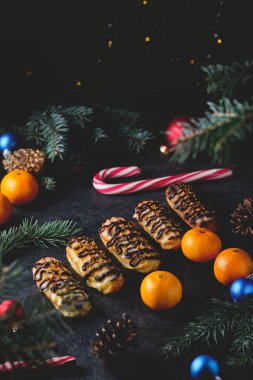 Lezzetli Noel tatlısı. Mandarin Kürt dolgulu, çikolataya bulanmış ve mandalina ile süslenmiş ekler. Yeni yıl hala hayattır..