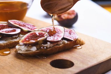 Tahtaya konmuş incirli, yumuşak peynirli ve bal..