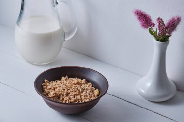 Müsli beyaz bir masada kahvaltı için tabakta..