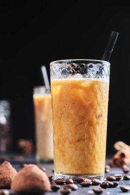 Kremalı ve buzlu kahve. Masanın üzerinde cam bardakta buzlu kahve. Yakın plan..