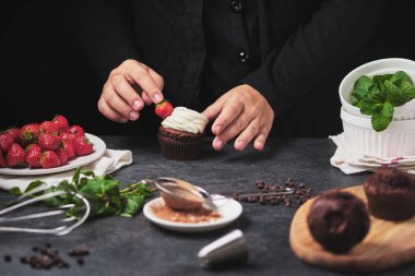 Kek yapma süreci. Aşçının elleri çerçevede. Kremalı tatlı, taze dut, çikolata ve nane. Çikolatalı ganache dolgulu kek..