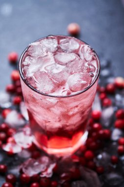 Votka, kızılcık suyu ve buzlu Alkolik Kokteyl Pelerini..