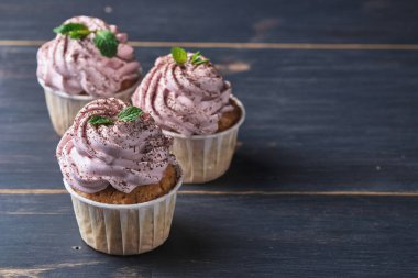 Pembe kremalı tatil kekleri. Tatlı nane yaprakları ve çikolata parçacıklarıyla süslenmiş..