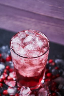 Votka, kızılcık suyu ve buzlu Alkolik Kokteyl Pelerini..