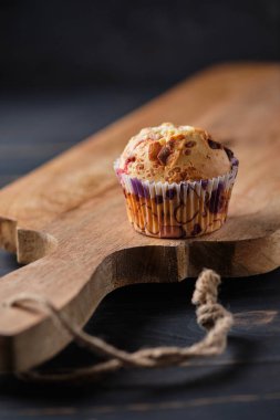 Böğürtlenli çikolatalı kek ve büyük bir tahta üzerinde çilek..