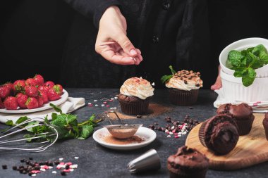 Kek yapma süreci. Aşçının elleri çerçevede. Kremalı tatlı, taze dut, çikolata ve nane. Çikolatalı ganache dolgulu kek..