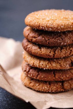 Ballı yulaflı kurabiye kulesi. Kahverengi kağıtta tatlı, yakın plan masada..