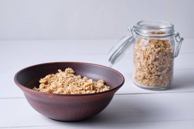 Müsli beyaz bir masada kahvaltı için tabakta..