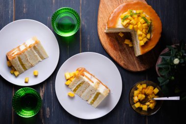 El yapımı kek mi? Tatil için mangolu pasta. Tahtada tatlı var. Üst görünüm