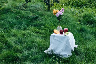 Bahçede sıcak bir günde soğuk Sangria içeceği. İspanyol alkollü şarap ve meyve kokteyli. Sevgilin için romantik bir sürpriz..