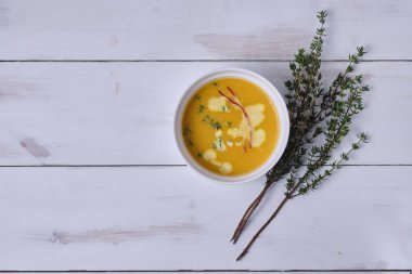 Kekik ve kremalı balkabağı kremalı çorba. Üst görünüm.