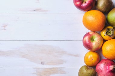 Beyaz bir masada meyveler. Metin için yer.