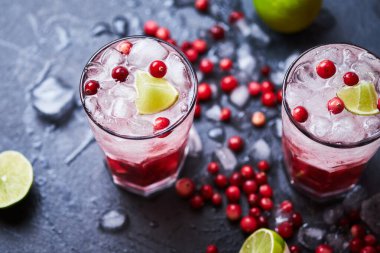 Votka, kızılcık suyu ve buzlu Alkolik Kokteyl Pelerini..