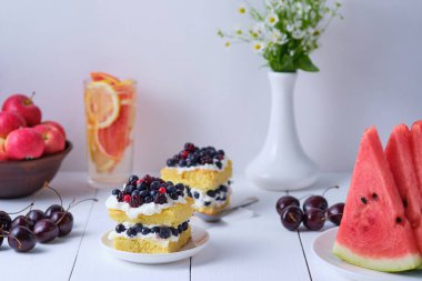 Taze böğürtlenli kek ve aşıklar için krema. Yaz romantik tatlısı. Sevgili için sürpriz..