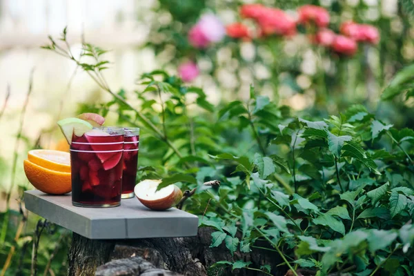 庭で暑い日にサングリア冷たい飲み物 ワインと果物のスペインのアルコールカクテル あなたの最愛の人のためのロマンチックな驚き — ストック写真