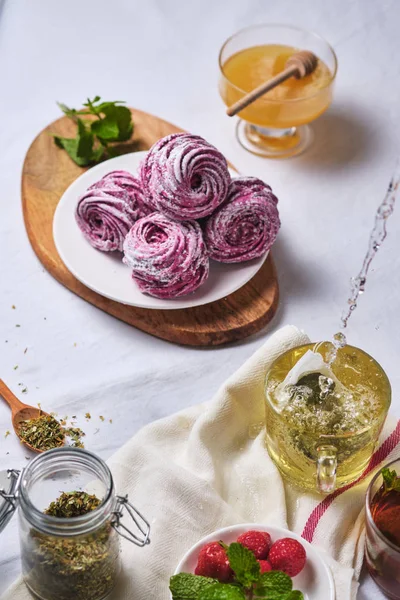 Травяной Чай Медом Мятой Домашним Ягодным Зефиром Вкусный Здоровый Завтрак — стоковое фото
