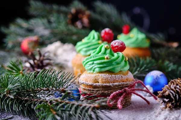 Karlı ve şenlikli bir ormanda Noel kekleri. Yeni yıl ve Noel kutlaması için tatlı.