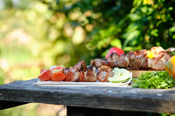 Barbacoa Verduras Recién Cocinadas Una Mesa Madera Almuerzo Verano Naturaleza — Foto de Stock