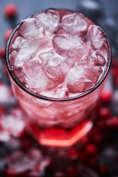 Cocktail alcoolisé Cape Codder avec vodka, jus de canneberge et glace . — Photo