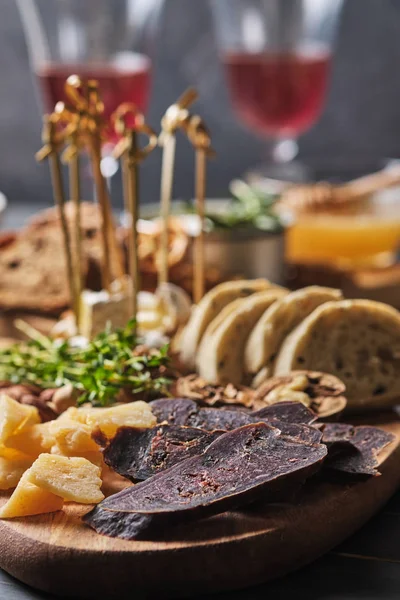 Deliciosos Aperitivos Vino Varias Variedades Queso Nueces Ciabatta Salchichas Una —  Fotos de Stock