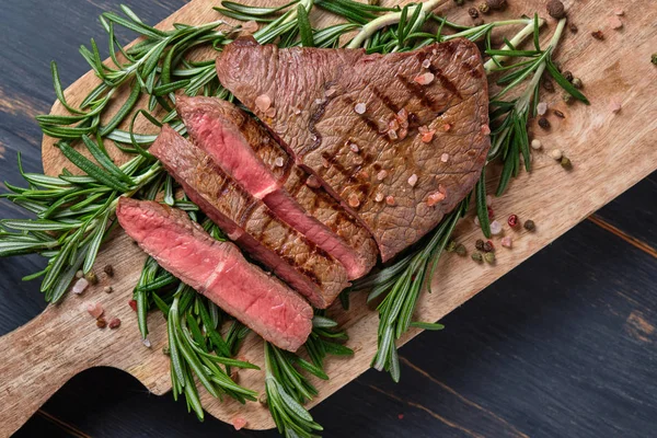 Filete Recién Cortado Rodajas Con Sangre Servido Las Ramas Romero — Foto de Stock