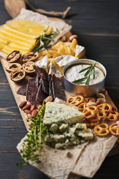 Deliciosos Petiscos Várias Variedades Queijo Pretzels Nozes Salsichas Uma Velha — Fotografia de Stock