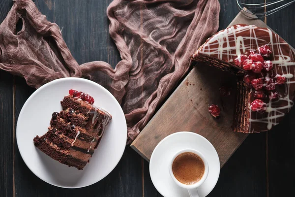 Ein Stück Kuchen Mit Schokolade Und Kirsche Auf Einem Teller — Stockfoto