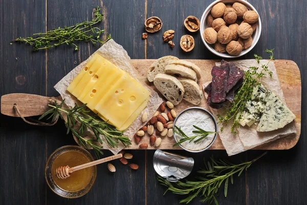 Degustación Diferentes Tipos Queso Miel Frutos Secos Hierbas Ciabatta Salchichas —  Fotos de Stock