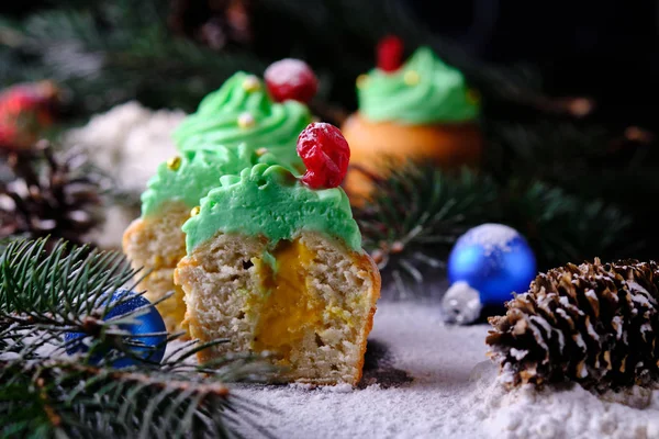 Половина Рождественских Кексов Фаршированных Мандарином Курдом Праздничном Снежном Лесу Десерт — стоковое фото