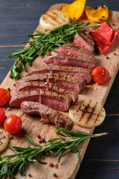 Filete Recién Cocido Rodajas Con Sangre Servido Con Verduras Parrilla — Foto de Stock