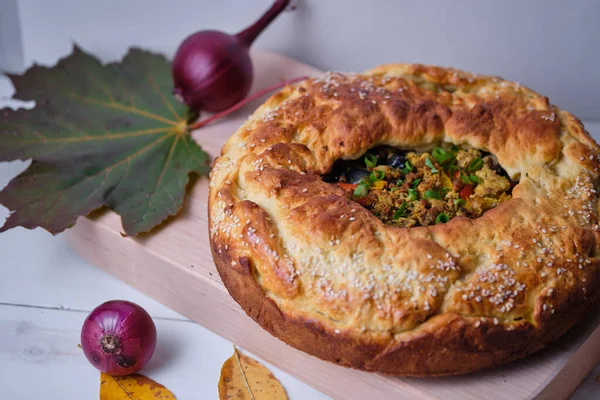 Torta Autunnale Fatta Casa Con Carne Cipolle Peperone Sulla Tavola — Foto Stock