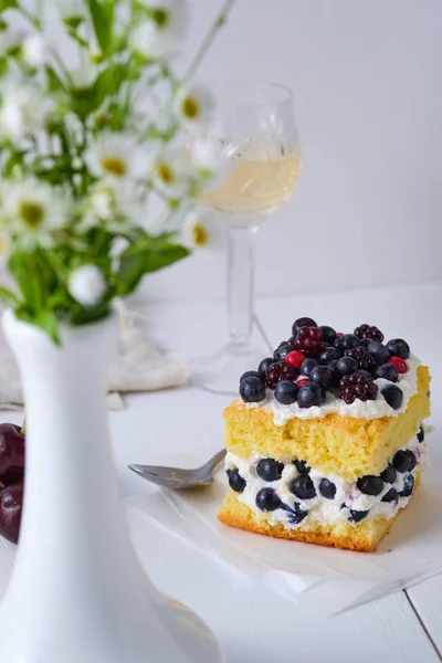 Sponge Cake Fresh Berries Curd Cream Lovers Summer Romantic Dessert — Stock Photo, Image