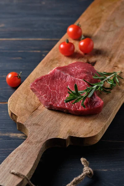 Filete Crudo Una Tabla Madera Adornado Con Tomates Cherry Una — Foto de Stock