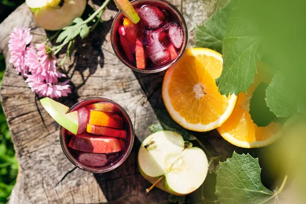 Cóctel Alcohólico Español Vino Frutas Sangria Vasos Con Hielo Rodajas — Foto de Stock