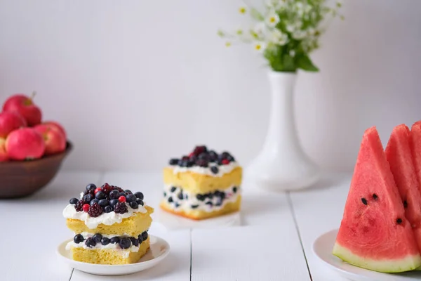 Bolo Esponja Com Frutas Frescas Creme Coalhada Para Amantes Sobremesa — Fotografia de Stock