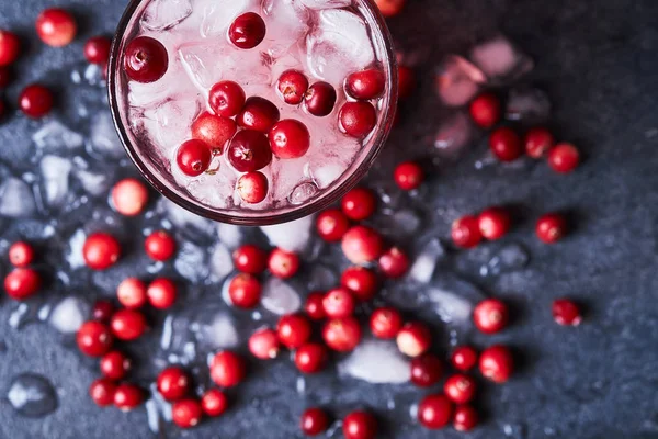 Alkoholdrinkar Cape Codder med vodka, tranbärsjuice och is. — Stockfoto