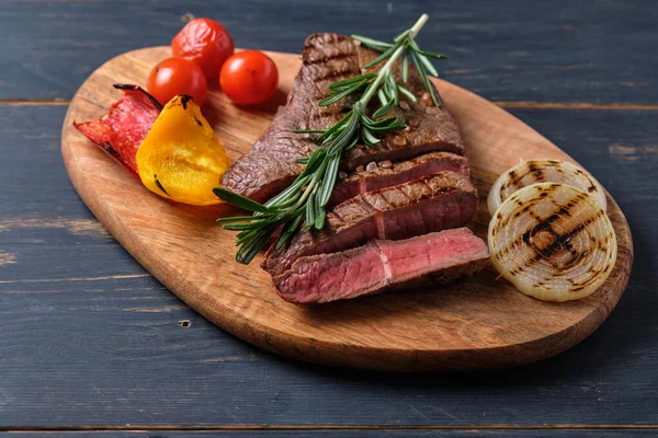 Filete Recién Cocido Rodajas Con Sangre Servido Con Verduras Parrilla — Foto de Stock