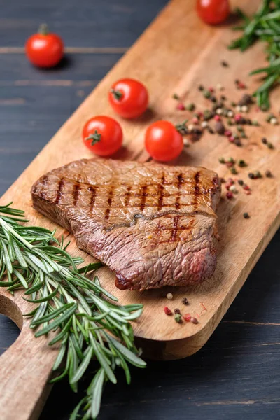 Filete Recién Cocido Una Tabla Madera Con Romero Tomates Cherry — Foto de Stock