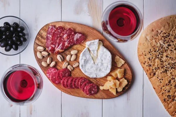 Delicias Queso Salchichas Nueces Copas Con Vino Una Vieja Mesa —  Fotos de Stock