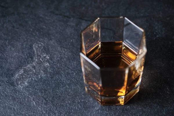 Ein Glas Whiskey Auf Einem Holztisch Einer Bar Theke Mit — Stockfoto