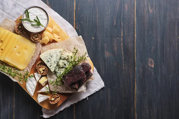 Degustación Diferentes Tipos Queso Miel Frutos Secos Hierbas Ciabatta Salchichas —  Fotos de Stock