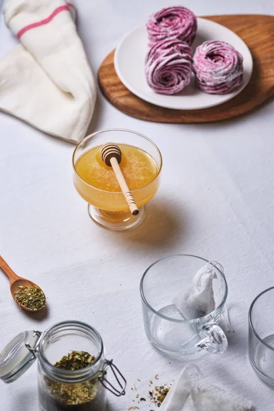 Ballı Naneli Yapımı Böğürtlenli Çay Keten Masa Örtüsü Üzerinde Lezzetli — Stok fotoğraf