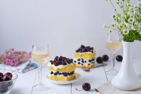 Spons Taart Met Verse Bessen Wrongel Crème Voor Liefhebbers Zomer — Stockfoto