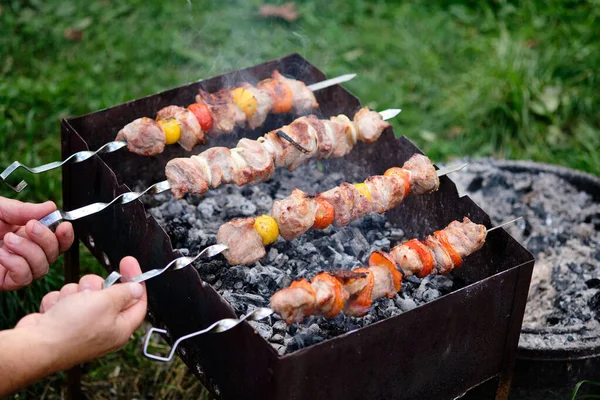 Aşçının Elleri Şişi Etle Çevirir Yemek Pişirme Sürecinde Barbekü Tabak — Stok fotoğraf