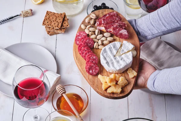 Chica Prepara Una Cena Romántica Para Dos Delicias Queso Salchichas —  Fotos de Stock