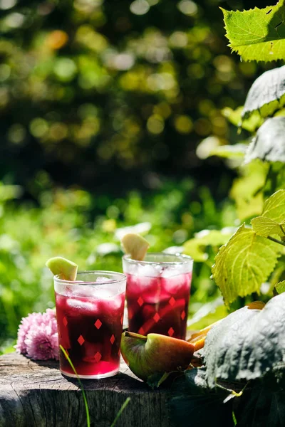 Kall Uppfriskande Sangria Cocktail Sommarträdgården Läcker Alkoholhaltig Cocktail Gjord Vin — Stockfoto