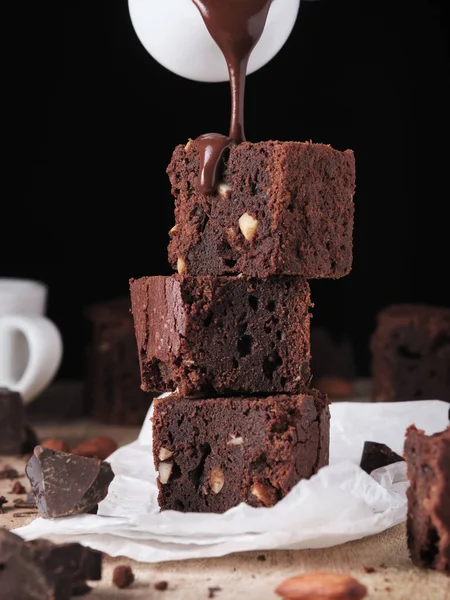Fındıklı Naneli Çikolatalı Kek Tatlı Lezzetli Bir Tatlı Naneyle Süslenmiş — Stok fotoğraf