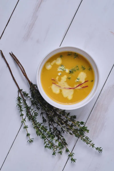 Kürbiscremesuppe Mit Thymian Und Sahne Ansicht Von Oben — Stockfoto